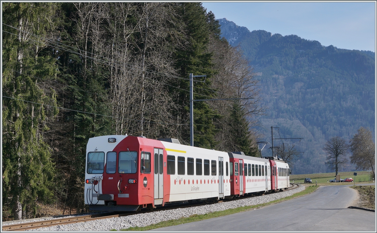 The ABt 223 Bt 224 and the Be 4/4 124 are the local TPF service from Bulle to the Broc Farbrique near La Tour de Trême. Since the 5.4.2021 this line is closed and will be make a transformation on normal gauge. 

02.03.2021