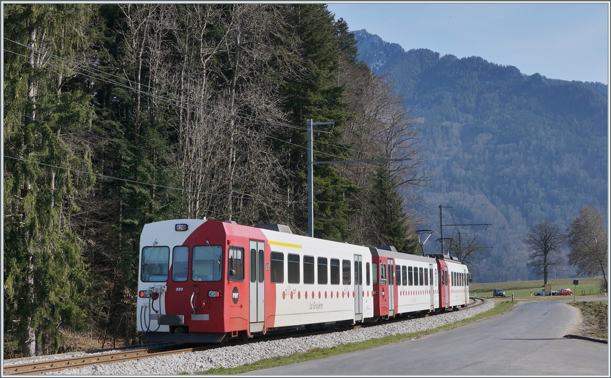 The ABt 223 Bt 224 and the Be 4/4 124 are the local TPF service from Bulle to the Broc Farbrique near La Tour de Trême. Since the 5.4.2021 this line is closed and will be make a transformation on normal gauge. 

02.03.2021