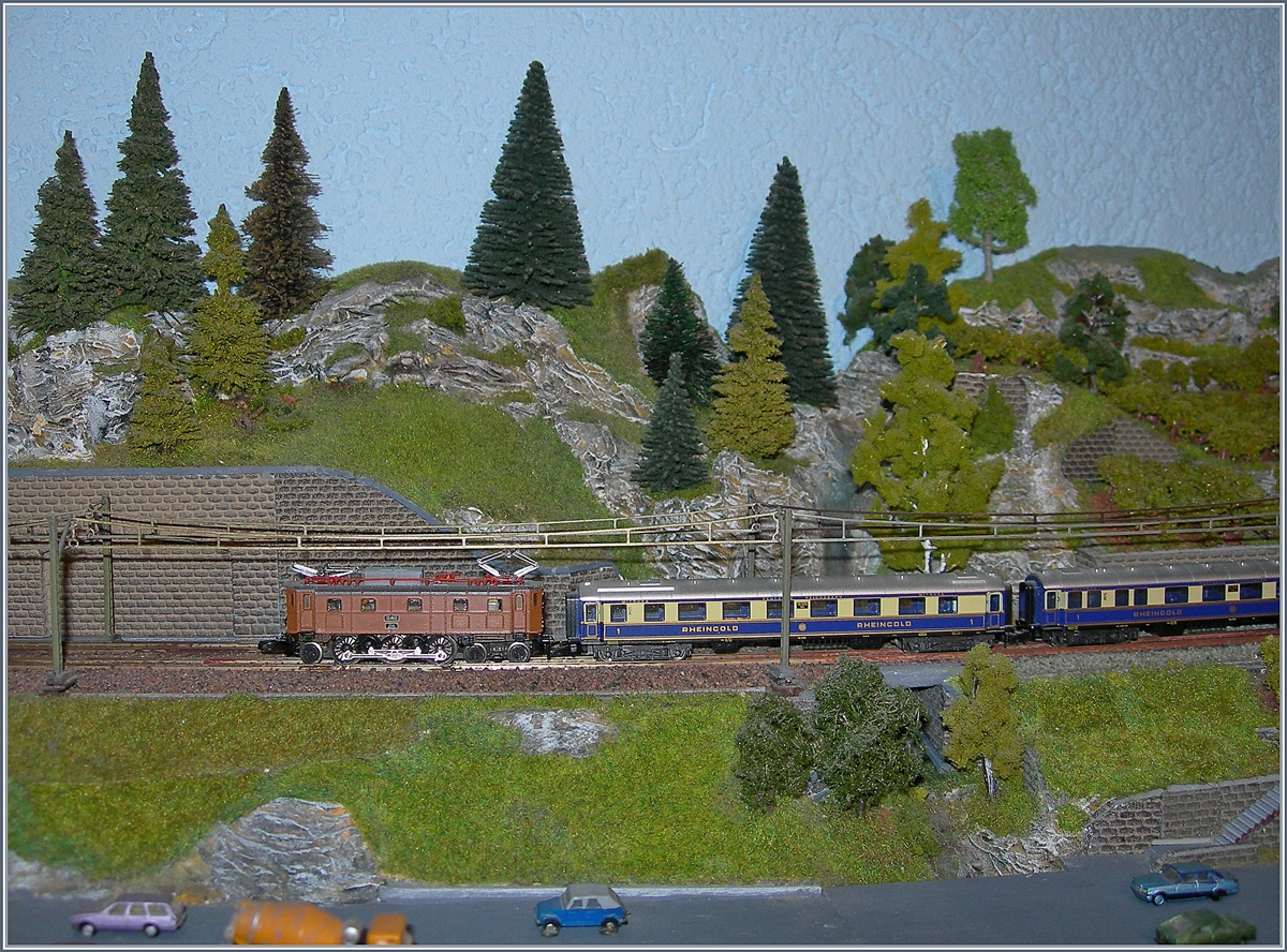 The Ae 3/6 wiht the  Rheingold  on my mini-club Modell Railroad.

01.09.2018