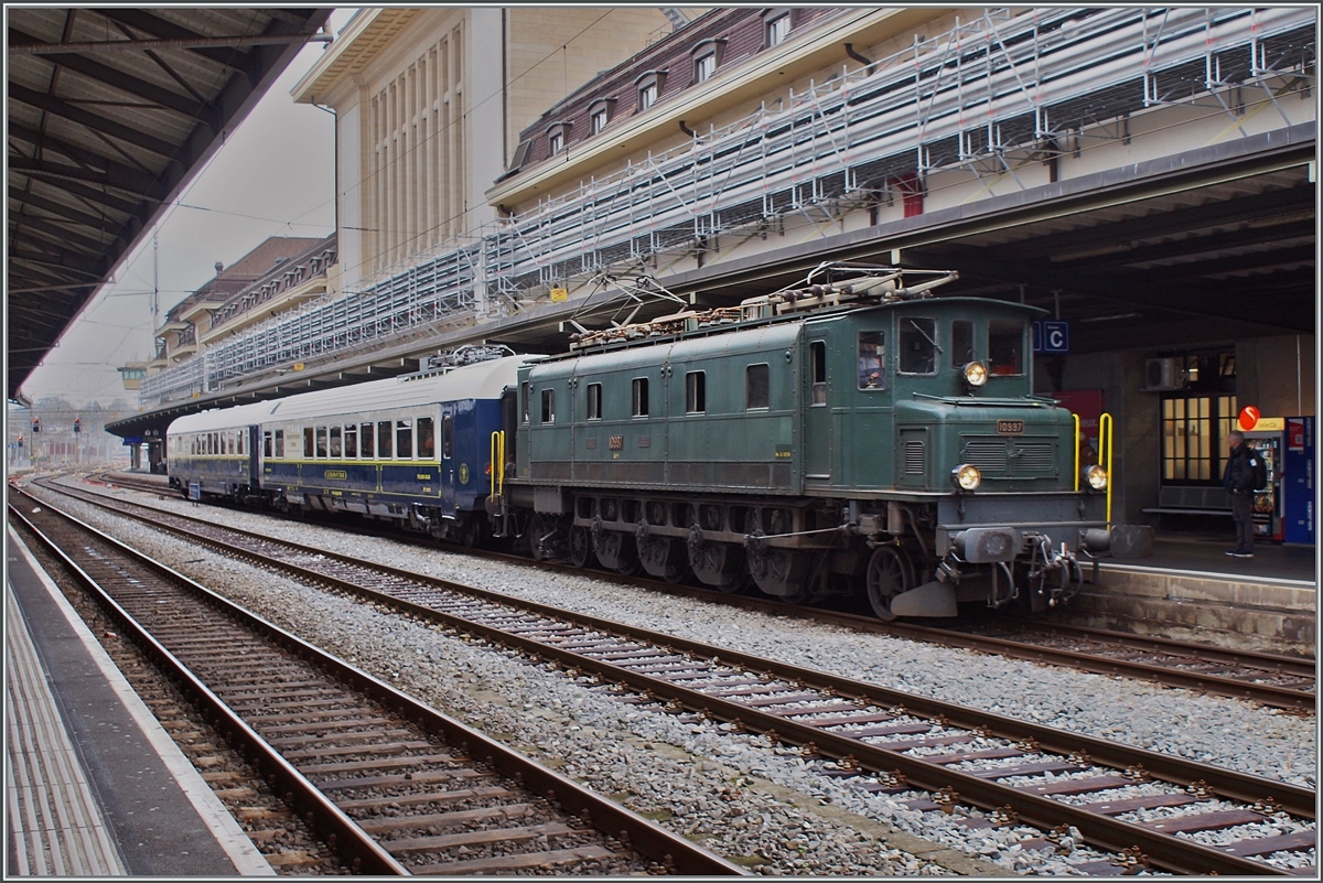 The Ae 4/7 10997 with a special service in Lausanne: Le Salon  Le Diamant Bar  WRm 61 85 88-94 003-4 CH-IRIS and  Le Salon Bleu  ARmz 61 85 88-90 200-6 CH-IRIS.

12.11.2022