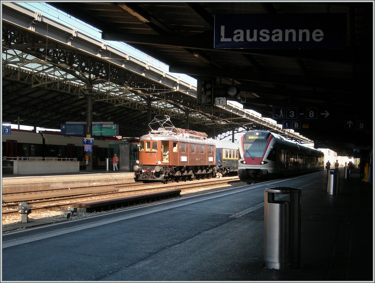 The Ae 6/8 208 and a Flirt RABe 523 in Lausanne.

07.06.2015