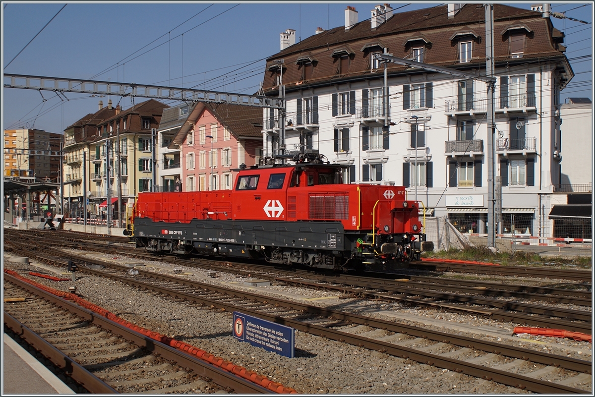 The Aem 940 017 is in diesel mode in Renens VD, so the pantograph is also lowered. Feb 29, 2024