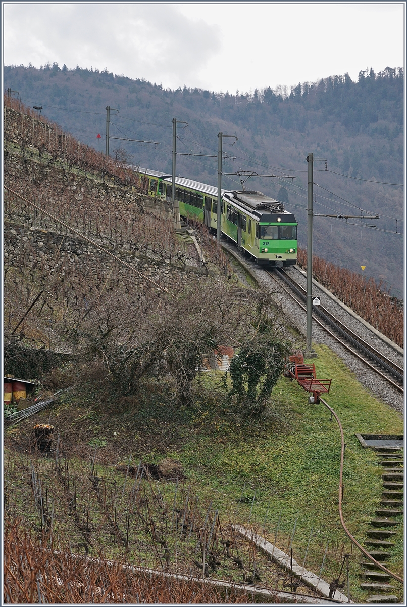 The AL BDeh 4/4 313 on the way from Leysin to Aigle over Aigle.
07.01.2018