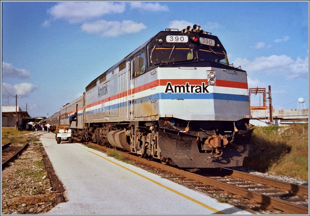 The Amtrak F 40 390 in Winterhaven (FL) wiht a New York - Miami -Service. 
November 1991
