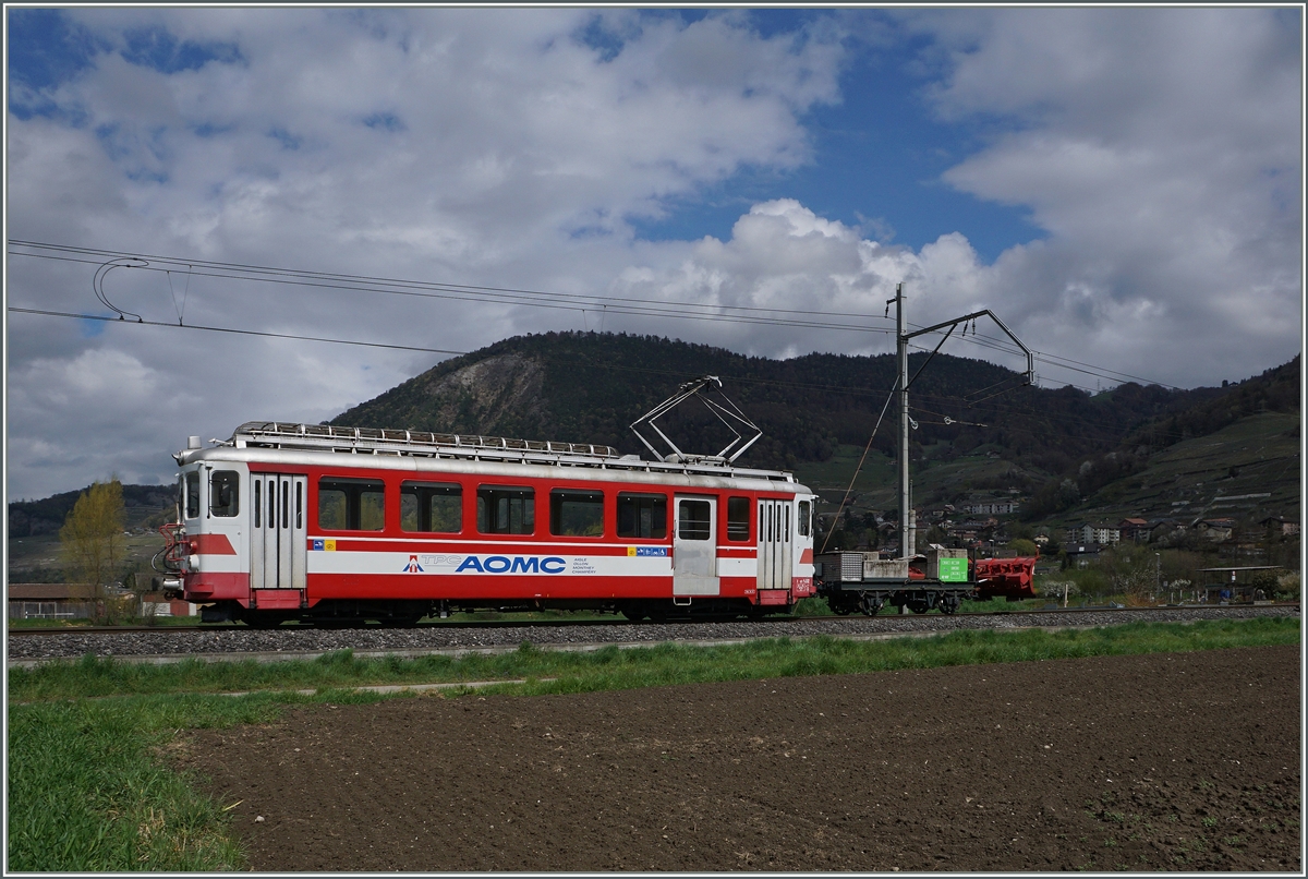 The AOMC Xeh 4/4 512  Val d'Illiez  with the X2 957 by Villy.
07.04.2016