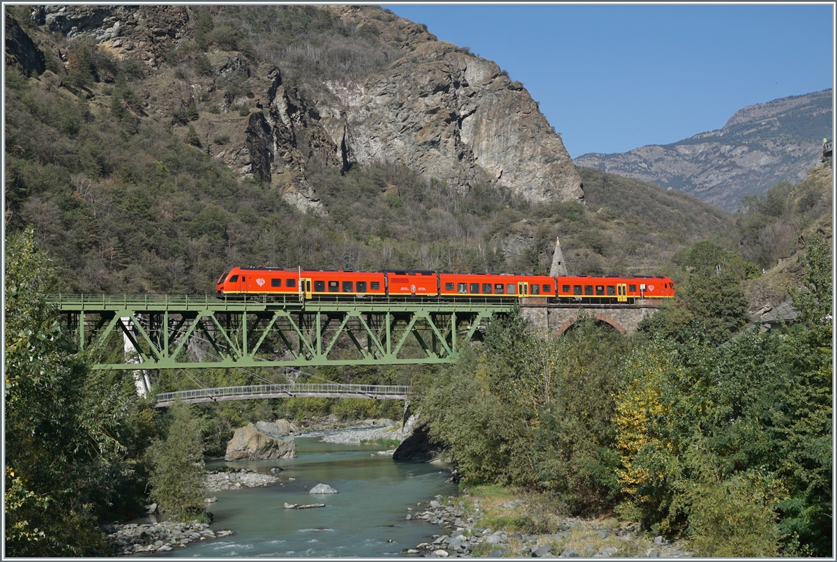 The Aosta Valley lies between Mont Blanc and the Matterhorn, so to speak, and there, about halfway between Chatillon Saint Vincent and Verres, a bimodular FS Trenitalia BUM BTR 813 as RV VdA 2722 is on the way from Aosta to Torino Porta Nuova to Aosta and crosses the river  Dora Baltea by Borgo. I discovered the bridge a good month ago and when looking for a photo spot I quickly found a spot on the outskirts of the small village of Borgo. However, it was only on site that it became apparent that the vegetation had increased far more than I would have liked and I had to move my photo location to a bridge a little south. What the picture doesn't show is a hydroelectric power station on the left and the highway on the right. October 11, 2023