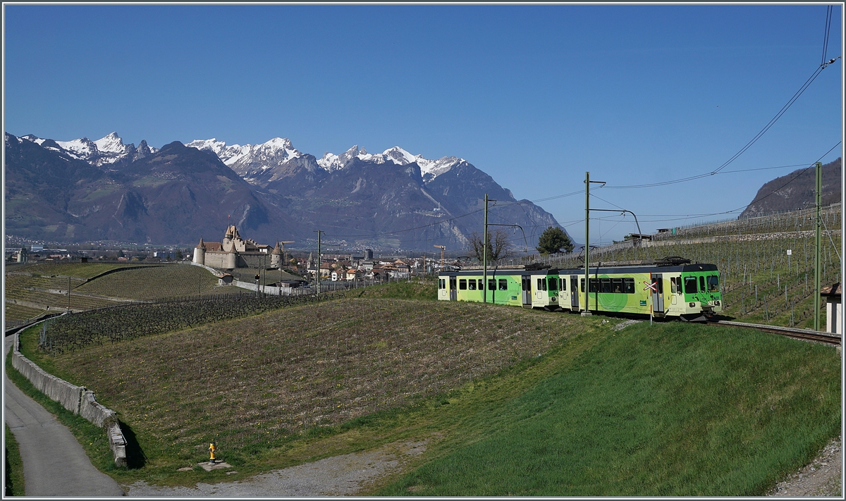 The ASD BDe 4/4 401 and an other one in the vienyard by Aigle are on the way to Les Diablerets.

30.03.2021