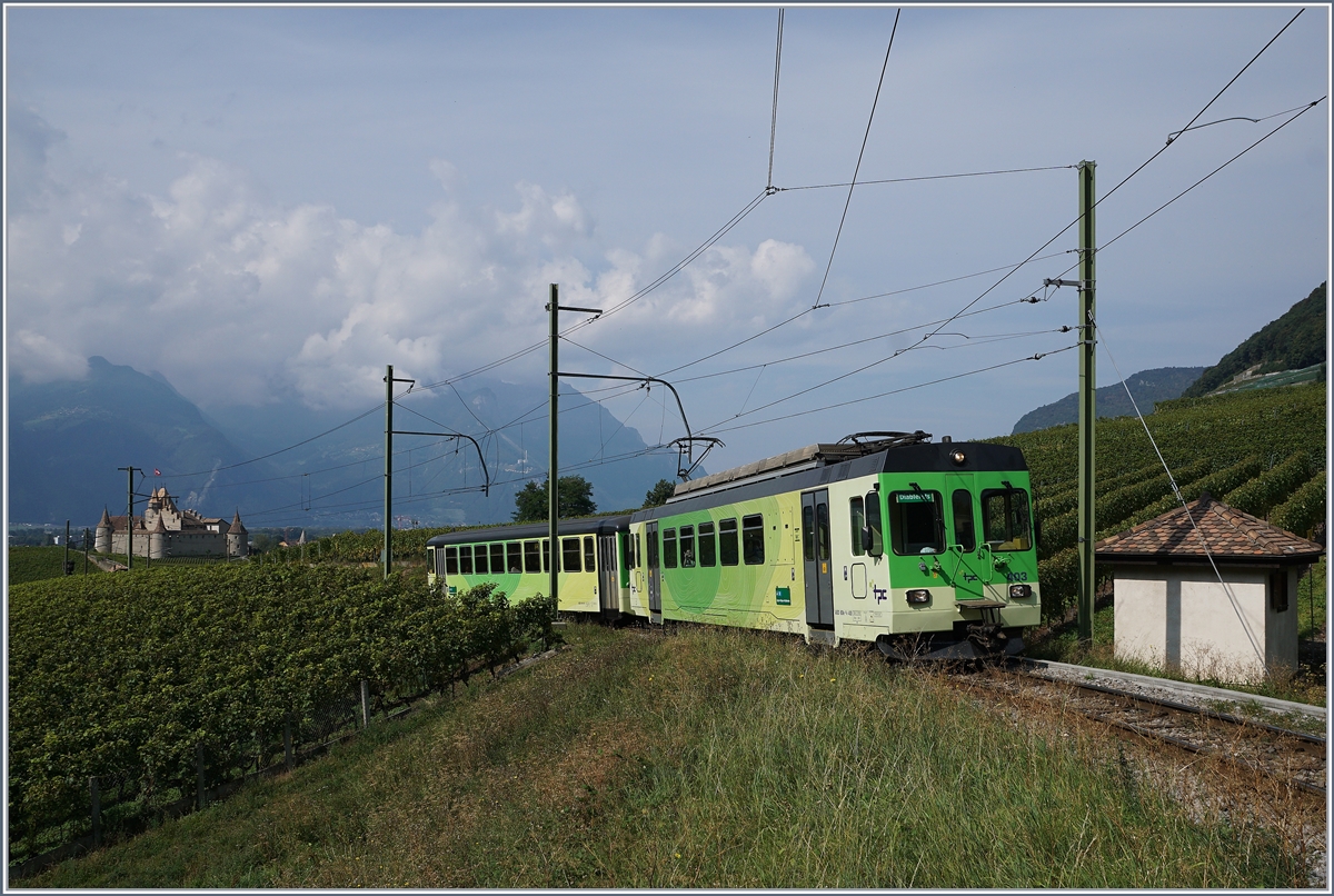 The ASD BDe 4/4 403 an his Bt over Aigle by the Castle of Aigle.
23.09.2016