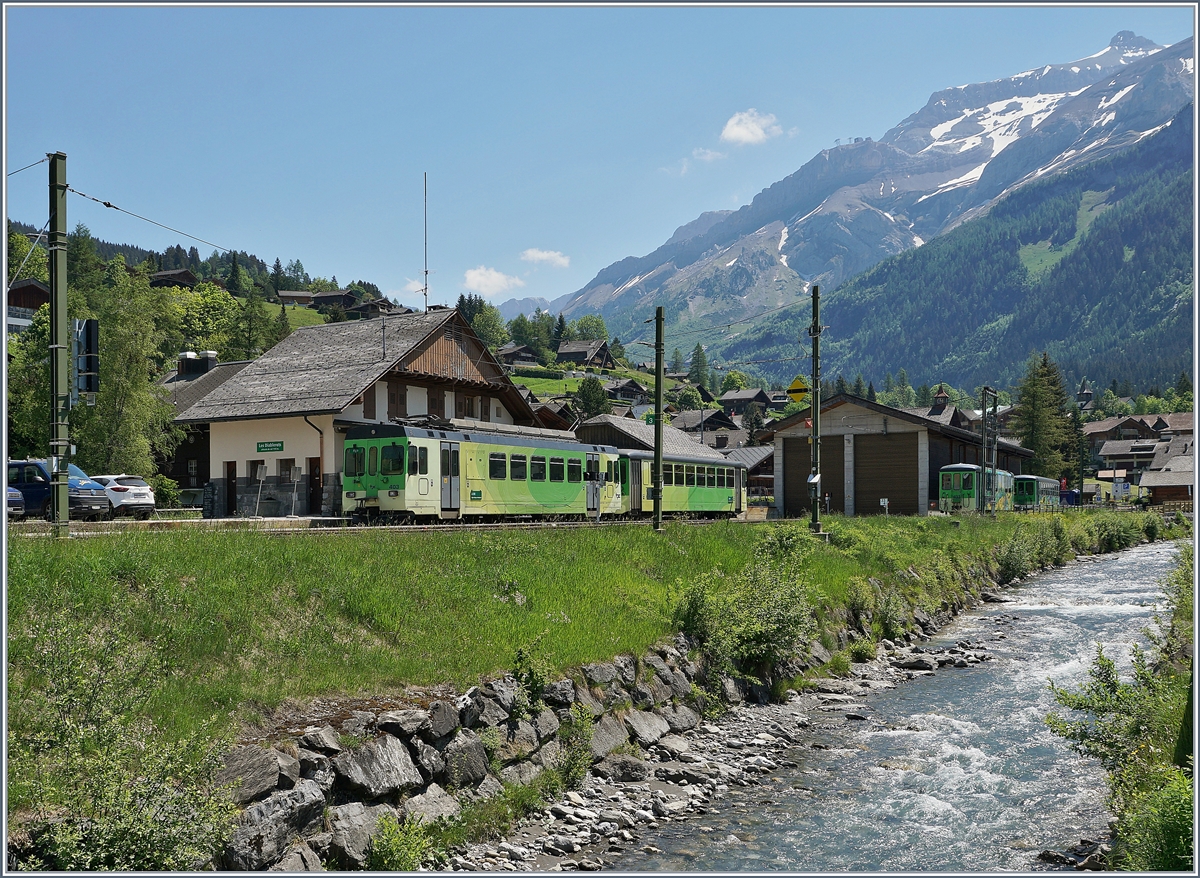 The ASD BDe 4/4 403  Ollon  and Bt 431 in Les Diablerets .
29.05.2020