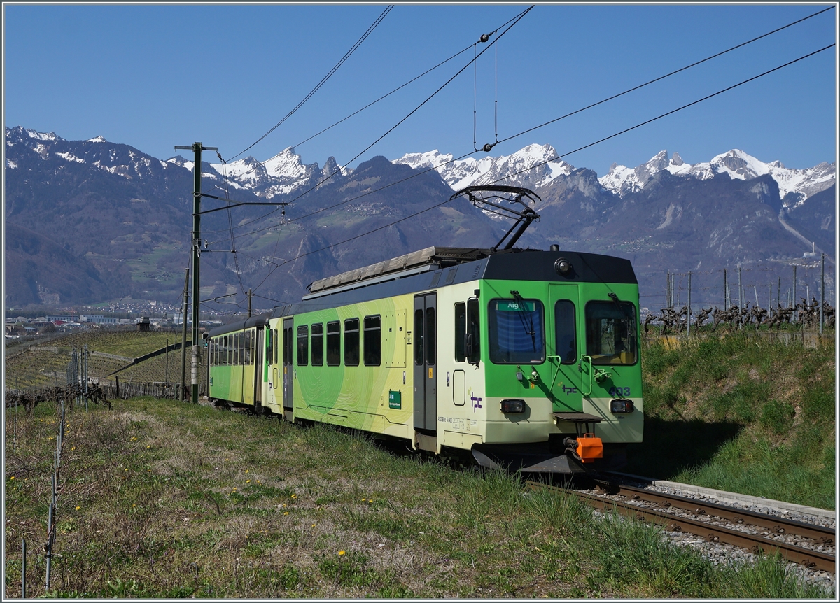 The ASD BDe 4/4 403 over Aigle is on the way to the Aigle Station. 

30.03.2021