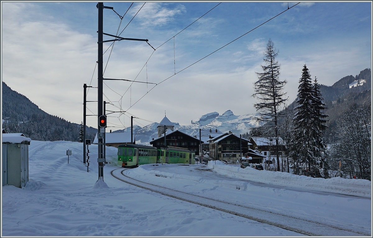 The ASD Bt 434 and the BDe 4/4 403 by Vers l'Eglise on the way to Les Diablerets.

04.01.2021