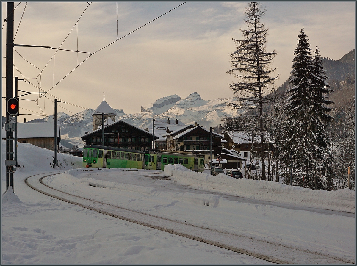 The ASD Bt 434 and the BDe 4/4 403 by Vers l'Eglise on the way to Les Diablerets. 

04.01.2021