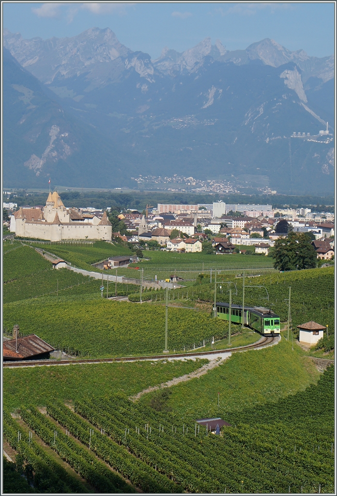 The ASD local train 425 in the vineyard over Aigle.
12.08.2015