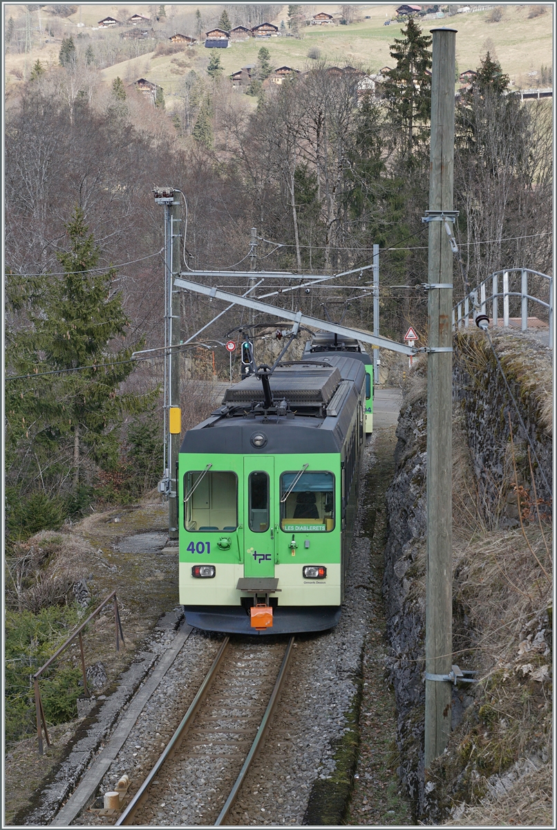 The ASD regional train R 71 from Aigle to Les Diablerets with the TPC BDe 4/4 401 at the end reaches Les Planches (Aigle).

Feb 17, 2024