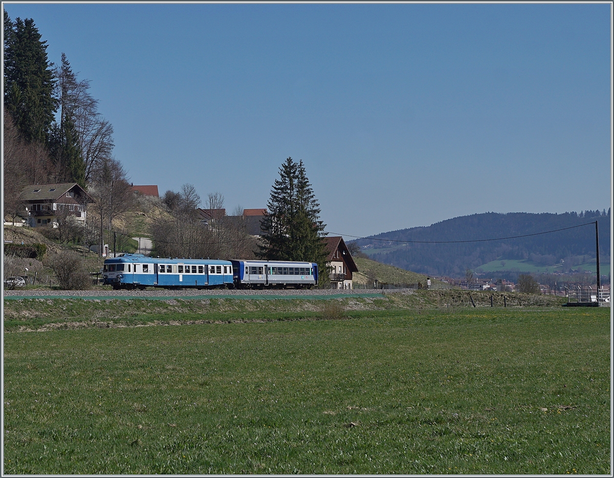 The  Assosiation l'autrail X2800 du Haut Doubs  X ABD 2816 with a special eastern Service on the way form Morteau to l'Hôpital du Grobois by Pont de la Roche.

16.04.2022