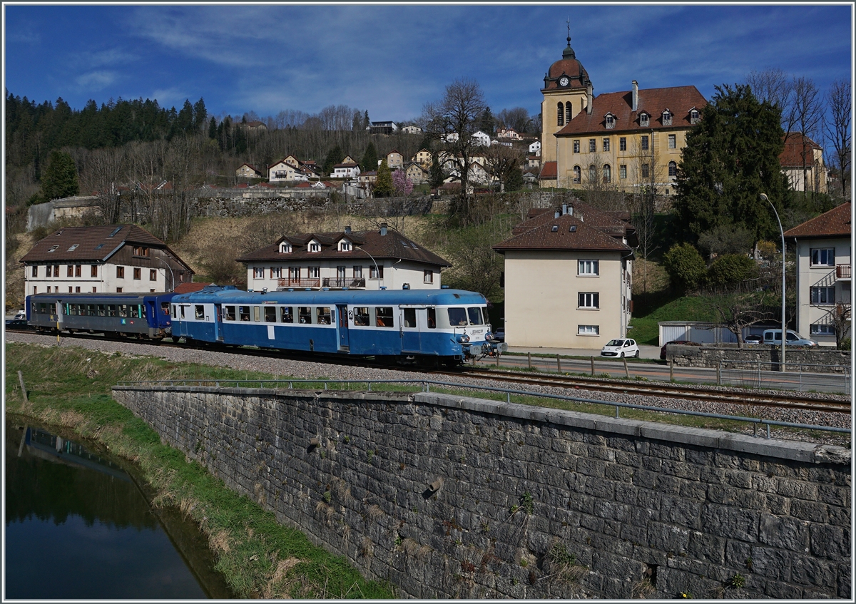 The  Assosiation l'autrail X2800 du Haut Doubs  X 2816 with sidecar will soon reach its destination Morteau as part of a special Easter trip. In the background you can see the church of Notre-Dame de l'Assomptions. The X 2800 diesel multiple units were built from 1957 at Decauville (X 2801 - X 2816) and at Renault (X 2817 - X 2919), so a total of 119 units. The last X 2800 ran in regular traffic until 2009.

April 16, 2022