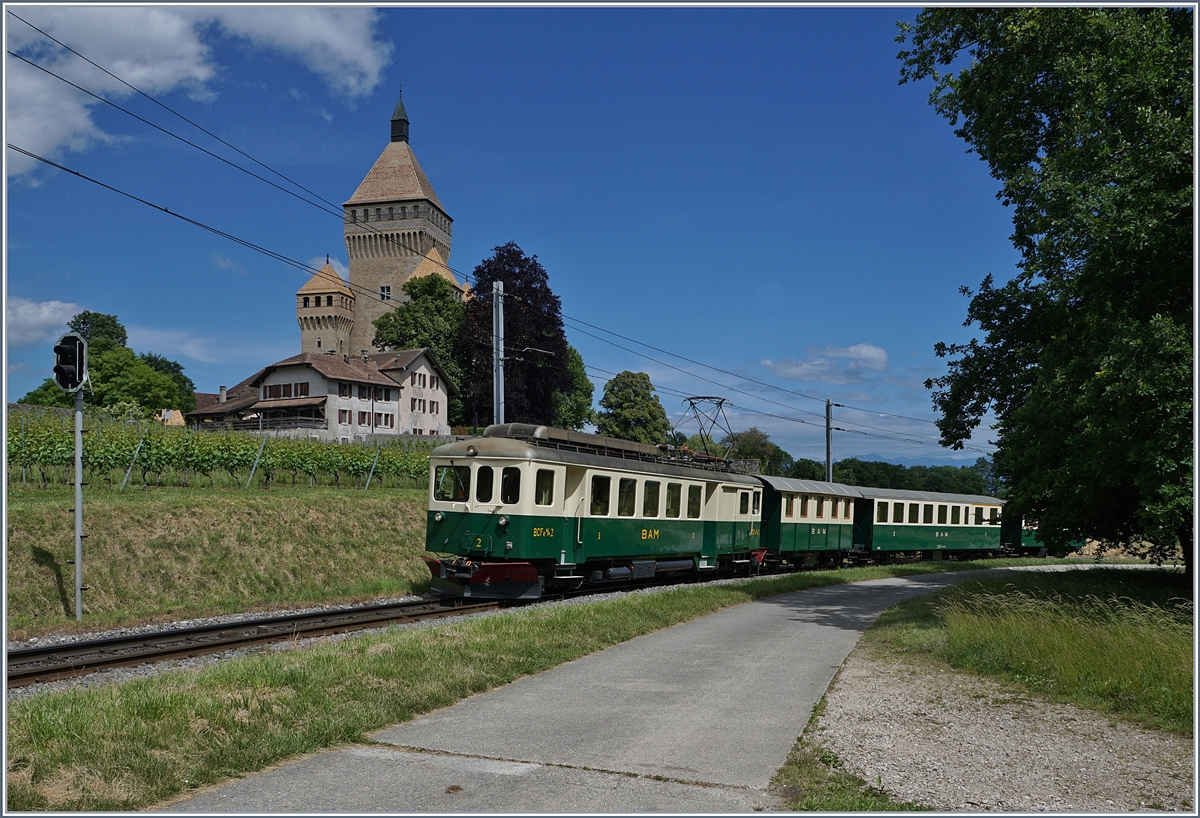 The BAM BCFe 4/4 N° 2 with a historic train Serice by Vufflens le Chateau.
07.06.2017