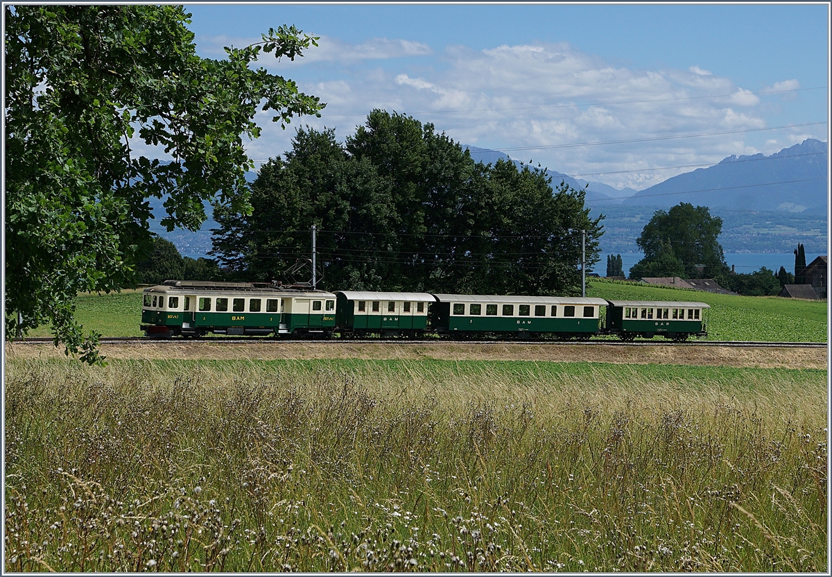 The BAM BCFe 4/4 N° 2 with a historic train Serice by Vufflens le Chateau.
07.06.2017