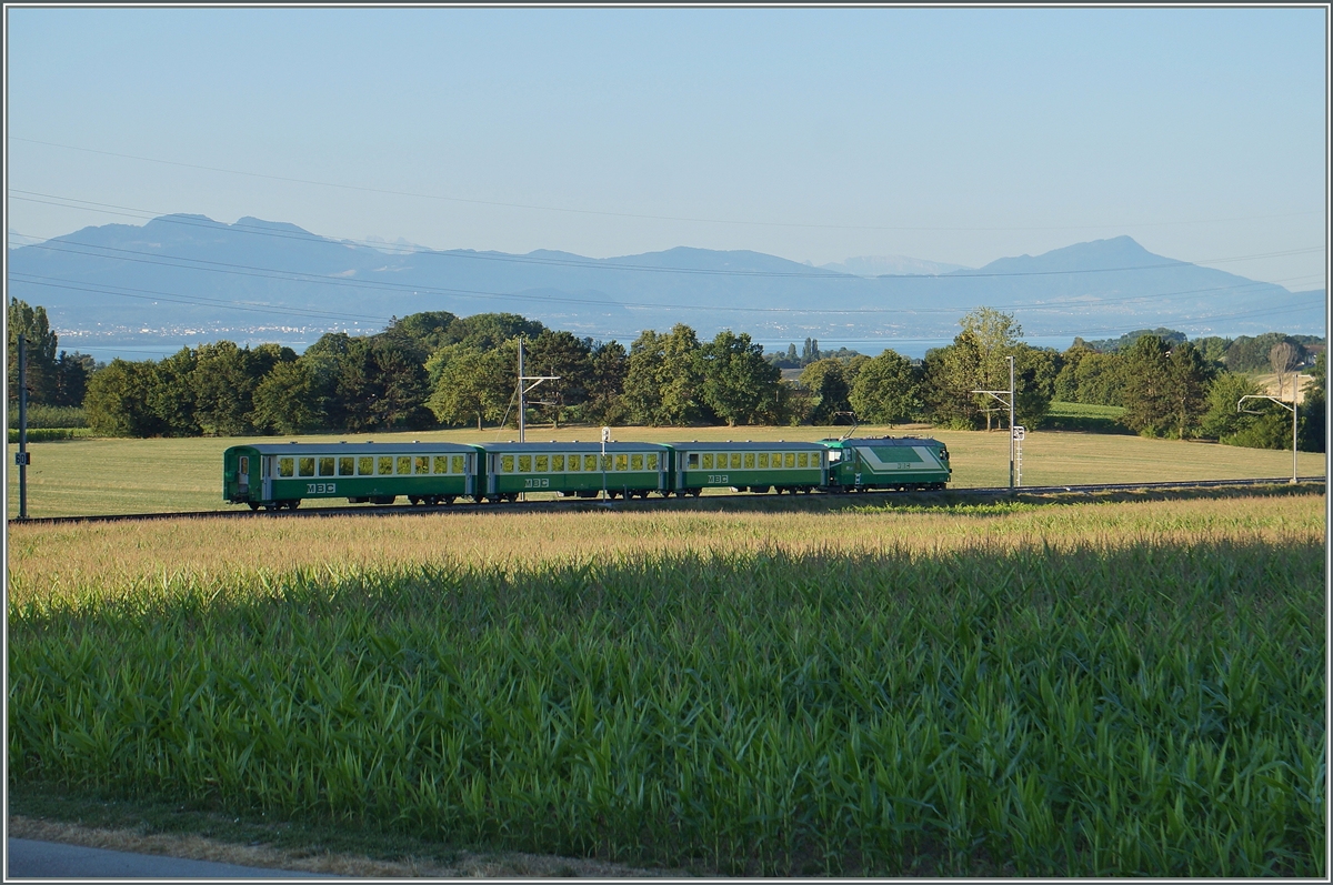 The BAM Ge 4/4 22 with the local train 105 near Vufflens-le-Château.
21.07.2015