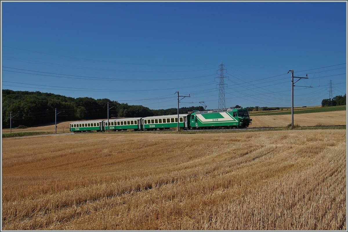 The BAM Ge 4/4 with the empty local train composition on the back-way to Bière near Chardonnay-Château.
21.07.2015