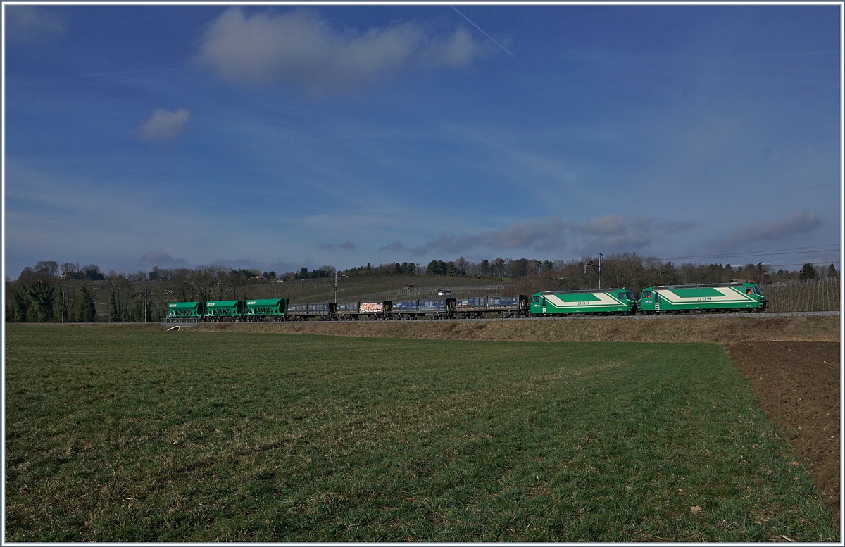 The BAM MBC Ge 4/4 22 and 21 with his Fans-u and Faccns by Vufflens le Château.
03.03.2017