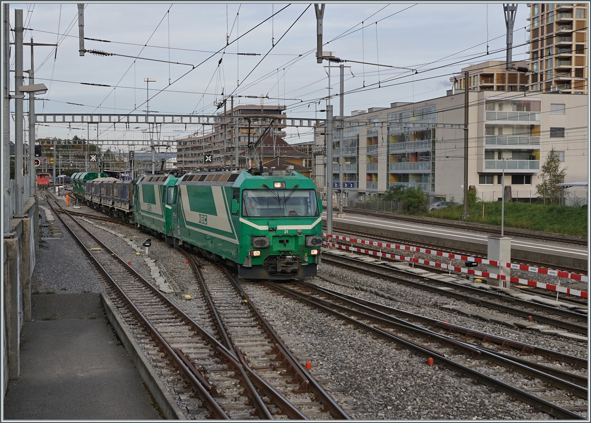 The BAM MBC Ge 4/4 21 and 22 in Morges with a Cargo train Gland - Morges - Apples. 

18.10.2021