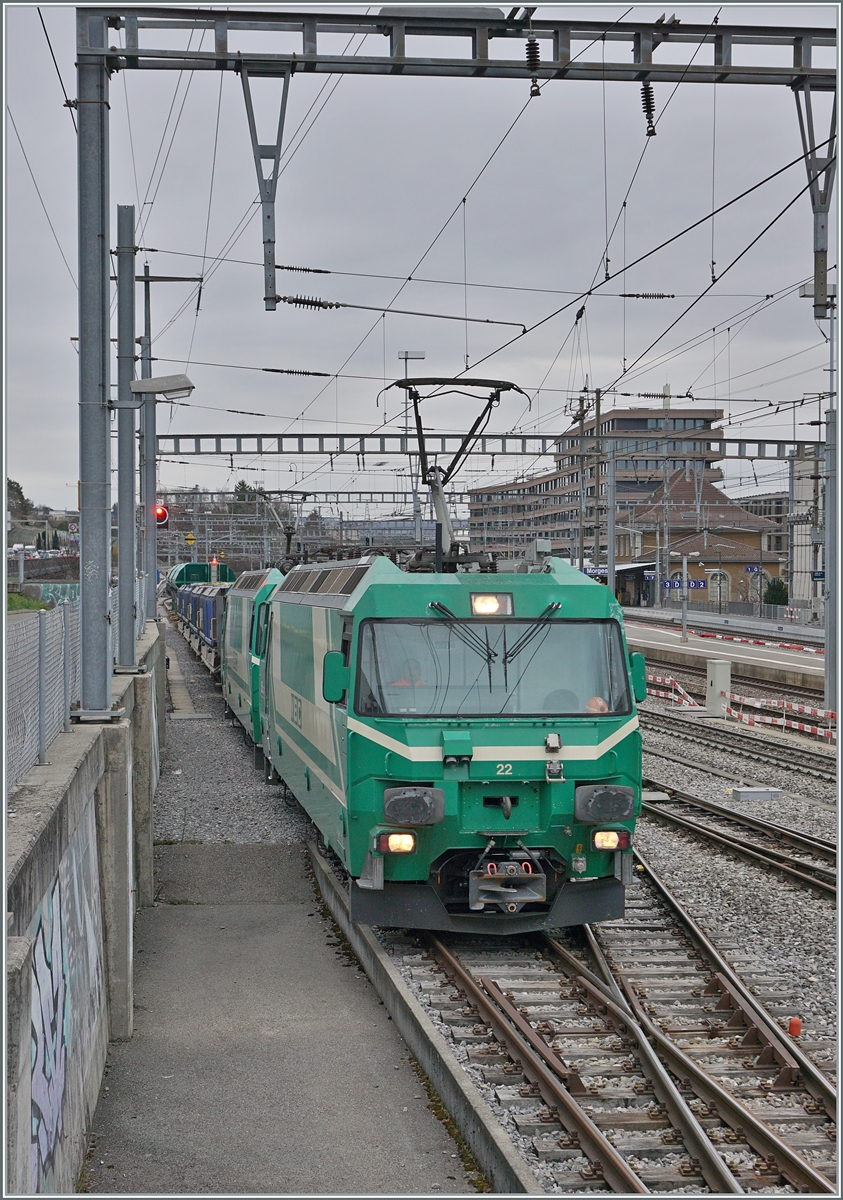The BAM MBC Ge 4/4 22 and 21 with his cargo train to Apples in Morges. 

04.03.2024