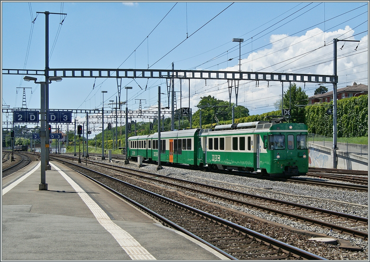 The  BAM (MBC) local train 121 from Bière is arriving at Morges.
30.05.2014