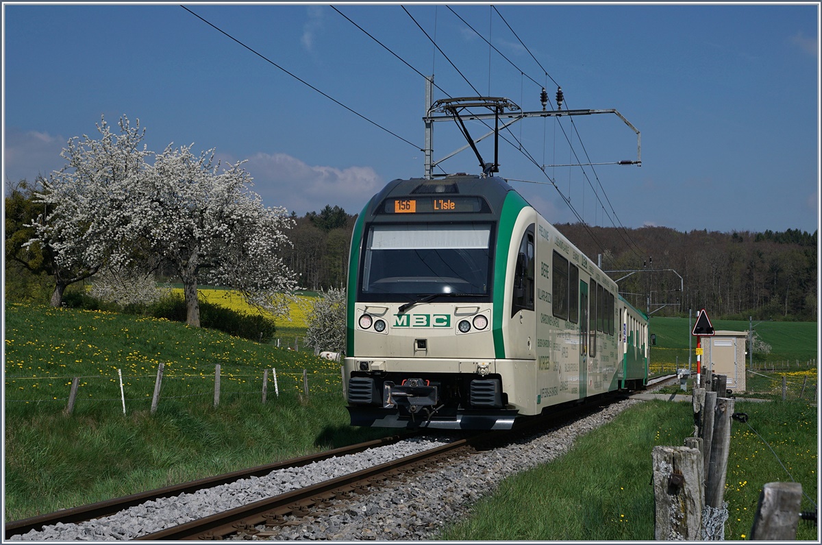 The BAM MCB Be 4/4 35 and his Bt 54 onthe way to l'Isle just after Apples.
11.04.2017