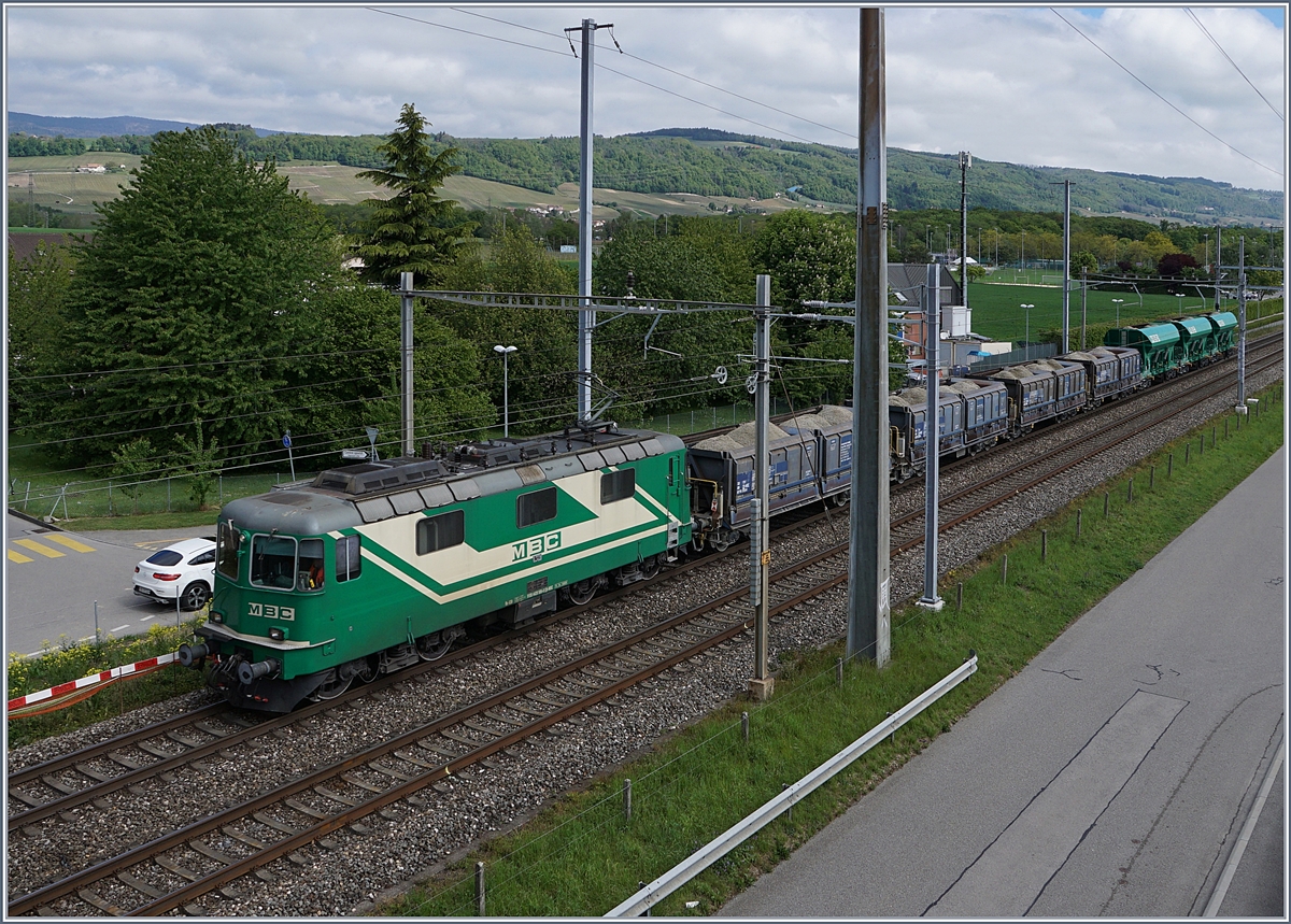 The BAM Re 4/4 II (UIC 91 85 4420 506-8 CH-MBC) wiht a Cargo train near Gland.
09.05.2017