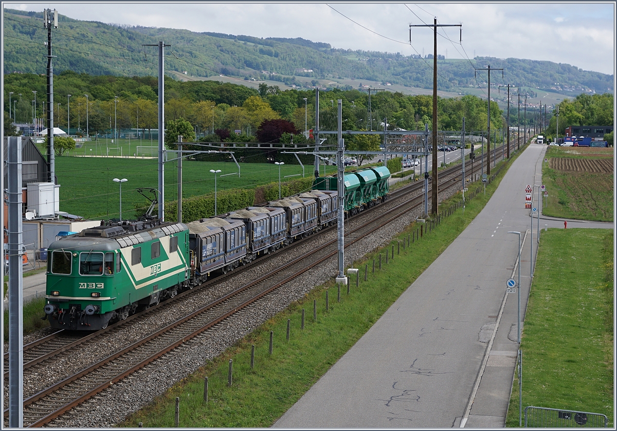 The BAM Re 4/4 wiht his Cargo train near Gland.
09.05.2017