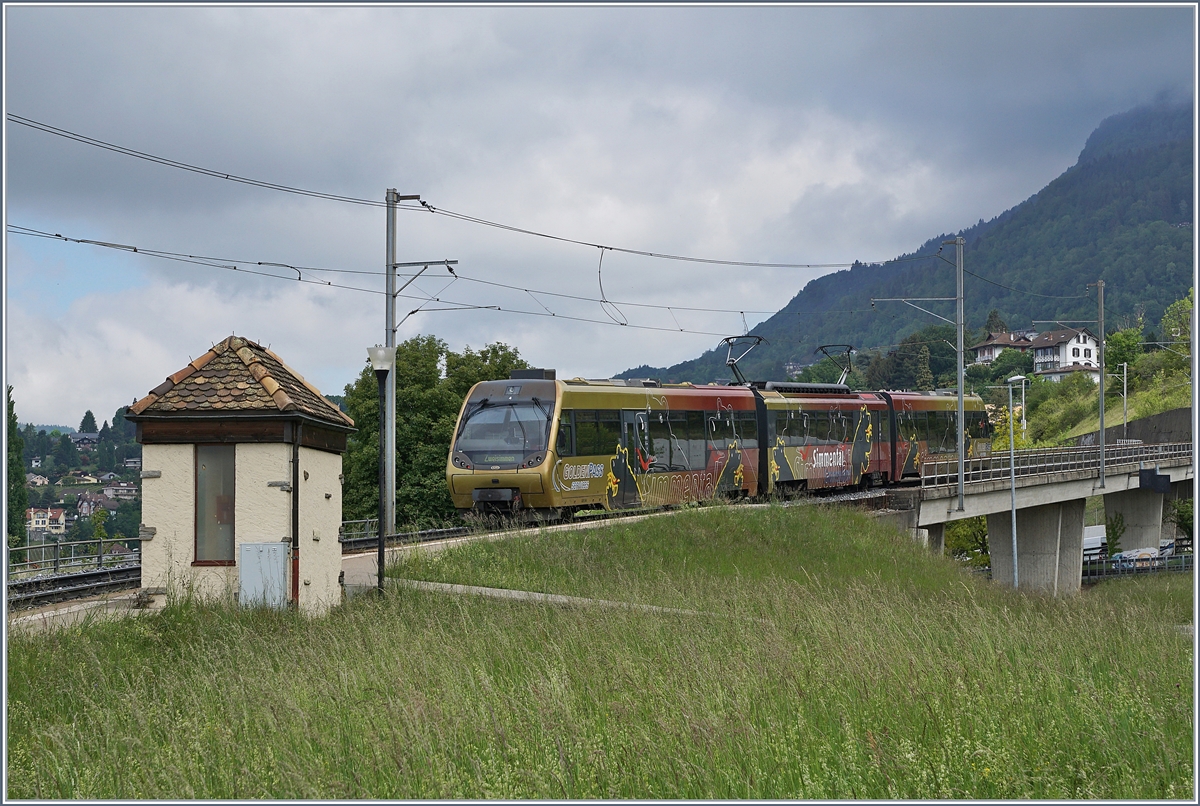 The Be 4/4  Lenker Pendel , which are not very suitable for the long routes Zweisimmen - Montreux, are not seen very often in the Montreux region, as here at Châtelard VD. 
 
June 5, 2020