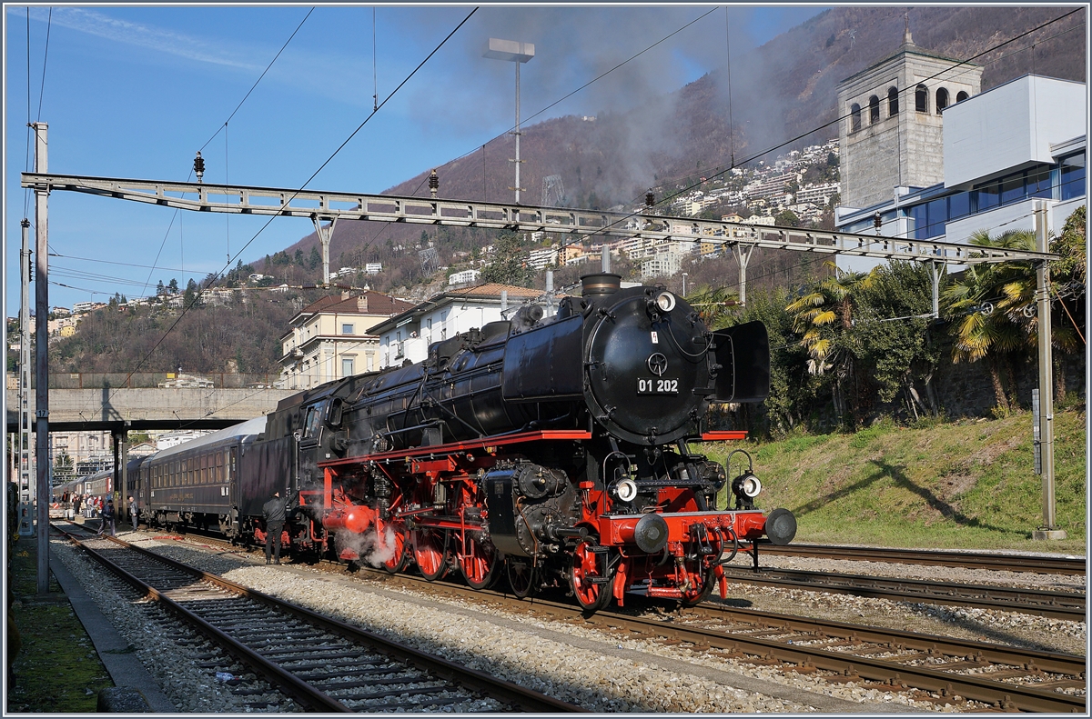 The beautifull Pacific 01 202, from the  Verein Pacific 01 202, with his spezial steamer service in Locarno.

22.03.2018