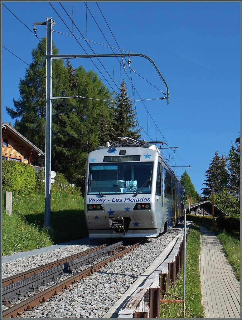 The Beh 2/4 71  Train des Etoile  on the way to the summit by Lally.
18.05.2015