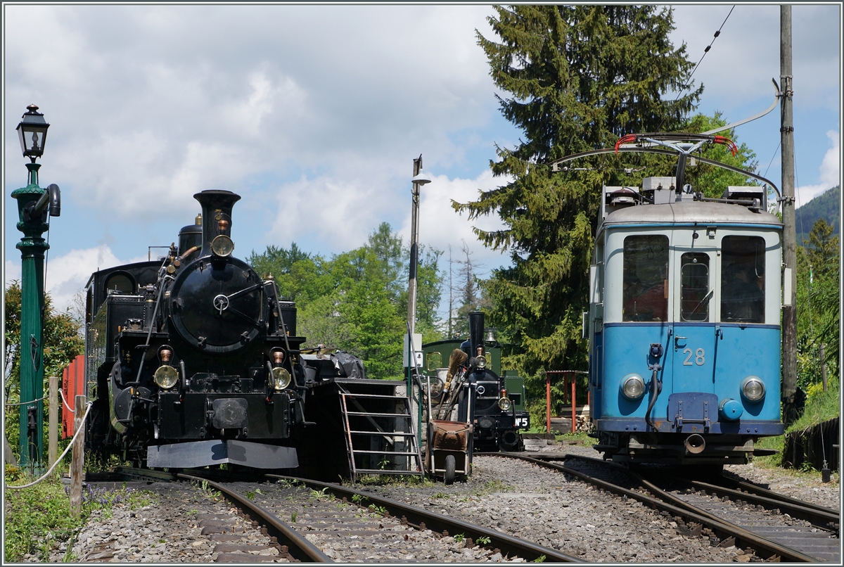 The BFD HG 3/4 N° 3 and a old Lausanne tramway in Chaulin.
15.05.2016