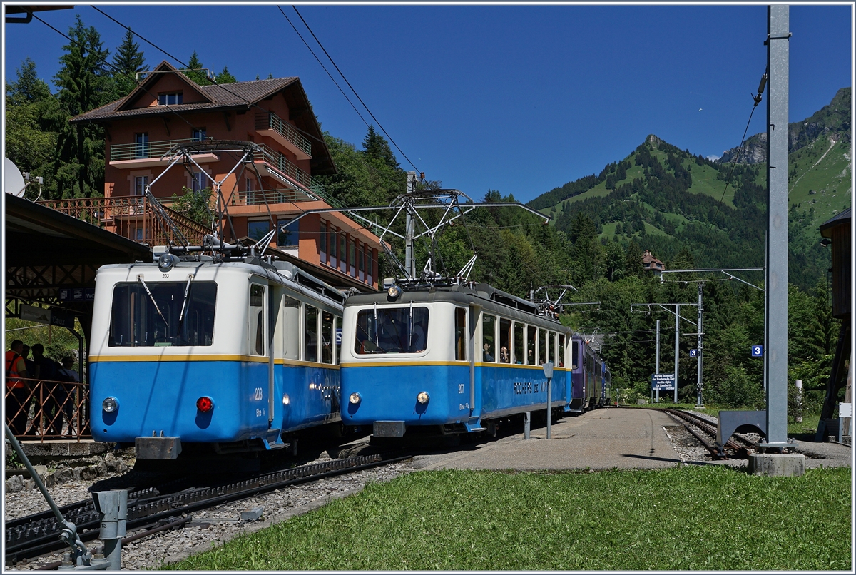 The Bhe 2/4 203 and 207 in Caux.
03.07.2016