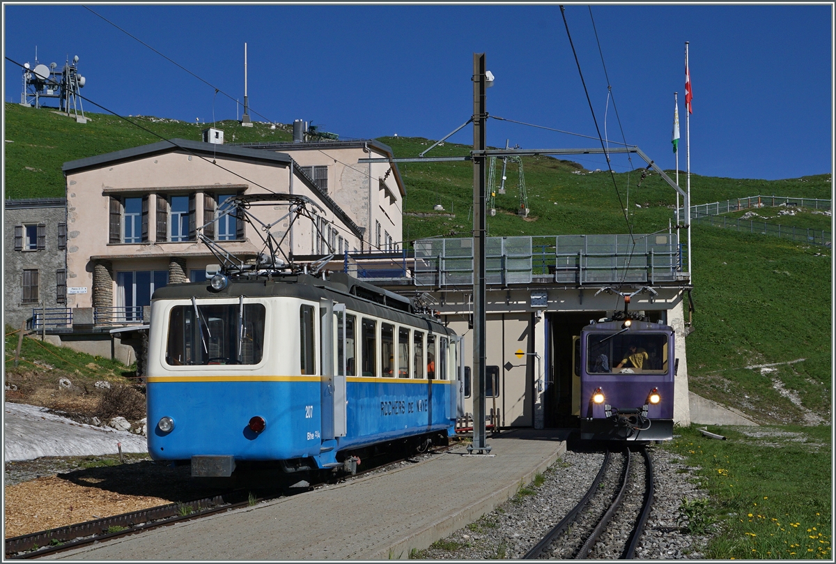 The Bhe 2/4 207 antd the Santa Claus Train on the Rochers de Naye.
28.06.2016