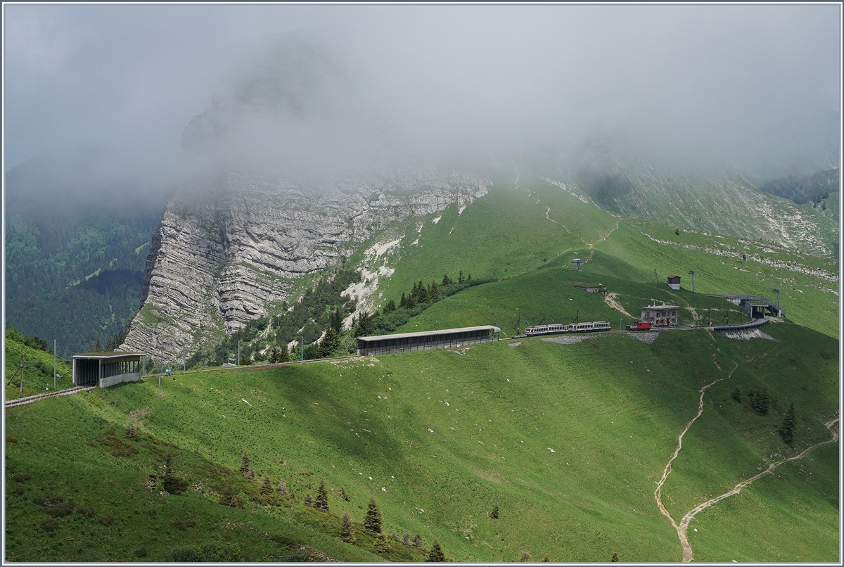 The Bhe 4/8 301 and 304 on the way to the Rochers de Naye over Jaman.
03.07.2016