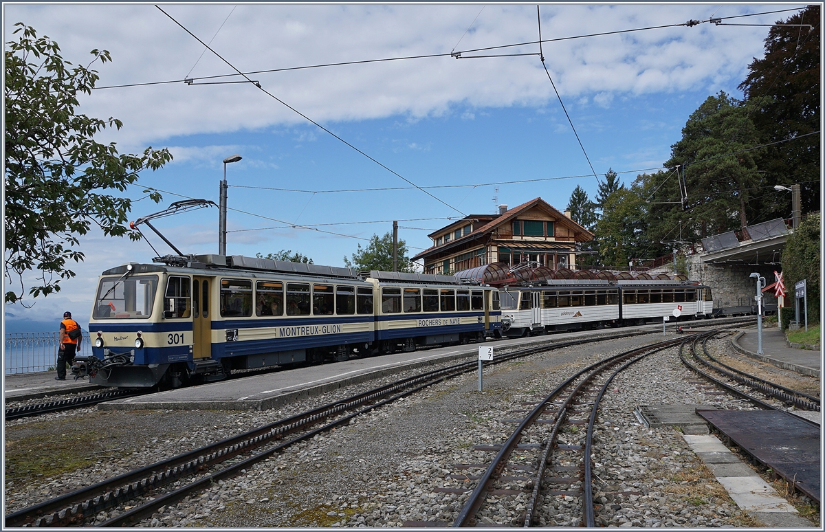 The Bhe 4/8 301 and 305 by his stop in Glion.
16.09.2017