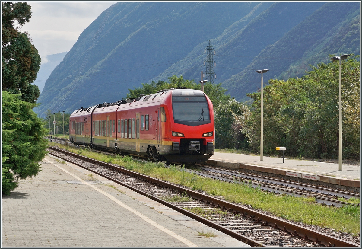 The bi-modular FS Trenitalia BUM BTR 831 001 reaches the station of Verres from Torino Porta Nuova to Aosta. The train can be operated with diesel engines or electrically with 3000 volts direct current and has a Bo' 2'2'2' Bo' axle arrangement. From Torino to Ivrea he uses the catenary, from Ivrea it is diesel.

Sept. 17, 2023