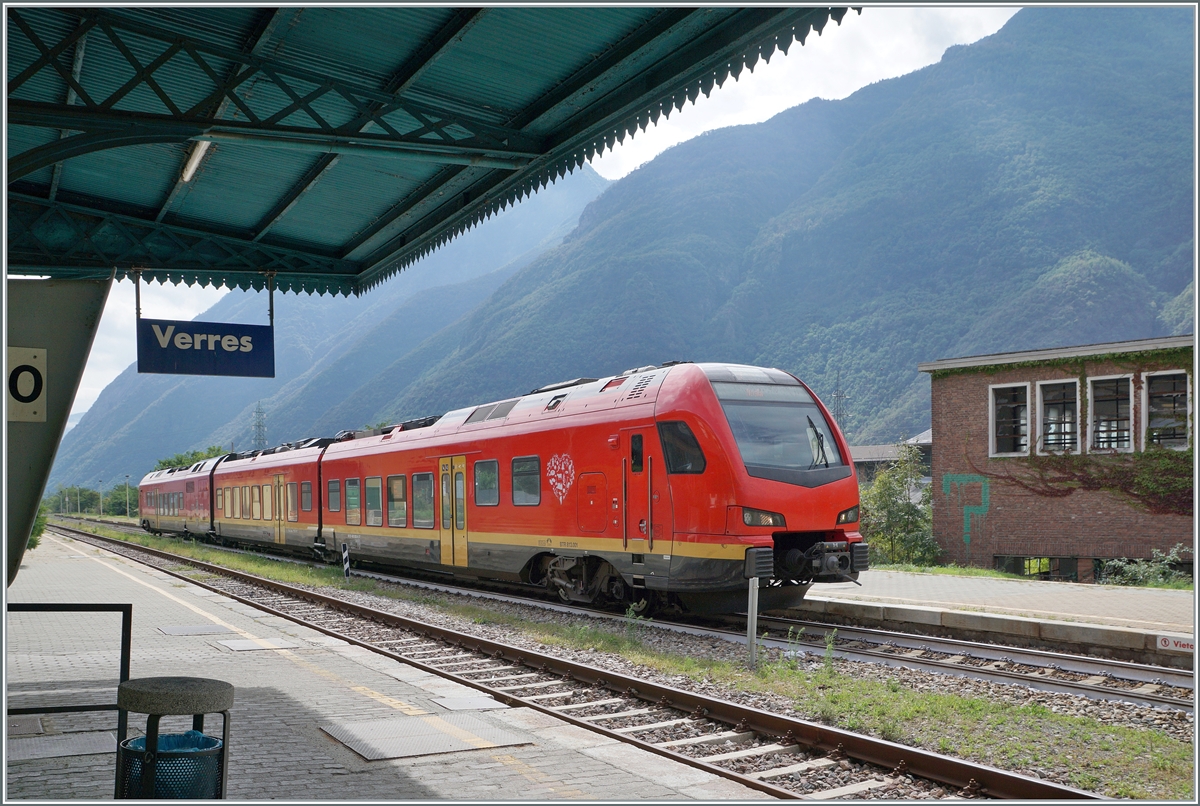The bi-modular FS Trenitalia BUM BTR 831 001 by his stop in the station of Verres from Torino Porta Nuova to Aosta. The train can be operated with diesel engines or electrically with 3000 volts direct current and has a Bo' 2'2'2' Bo' axle arrangement. From Torino to Ivrea he uses the catenary, from Ivrea it is diesel. Sept. 17, 2023