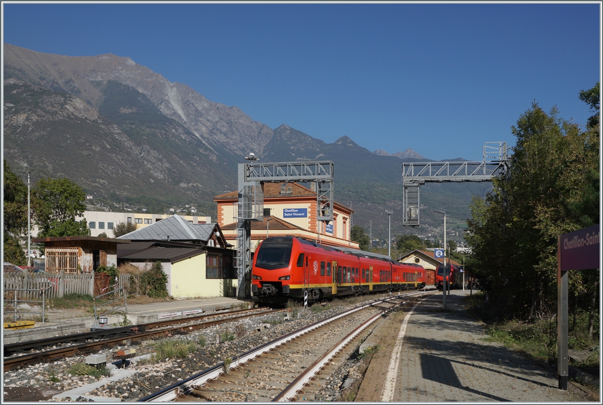 The bi-modular FS Trenitalia BUM BTR 813 001 from Torino to Aosta leaves Chatillon Saint Vincent station. October 11, 2023