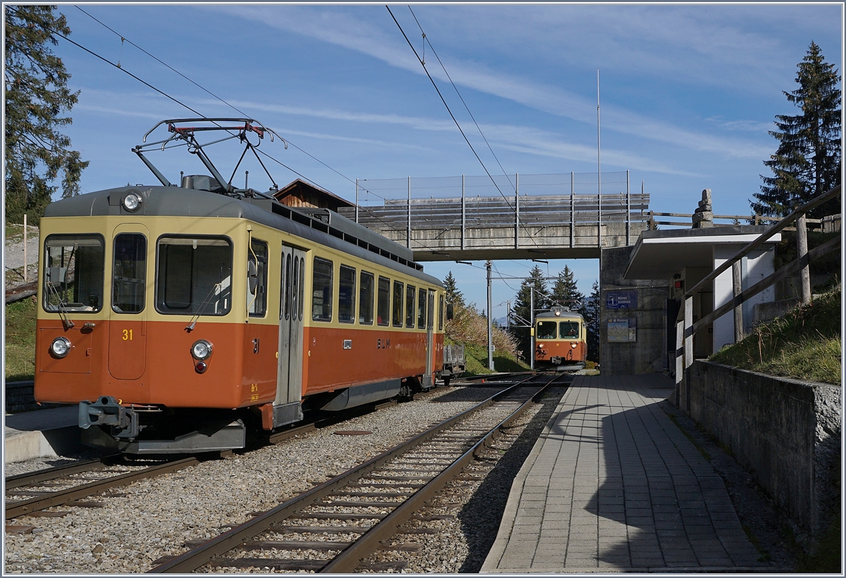 The BLm Be 4/4 31  Lisi  is waiting for ain incomming train in the Winteregg Station.16.10.2018