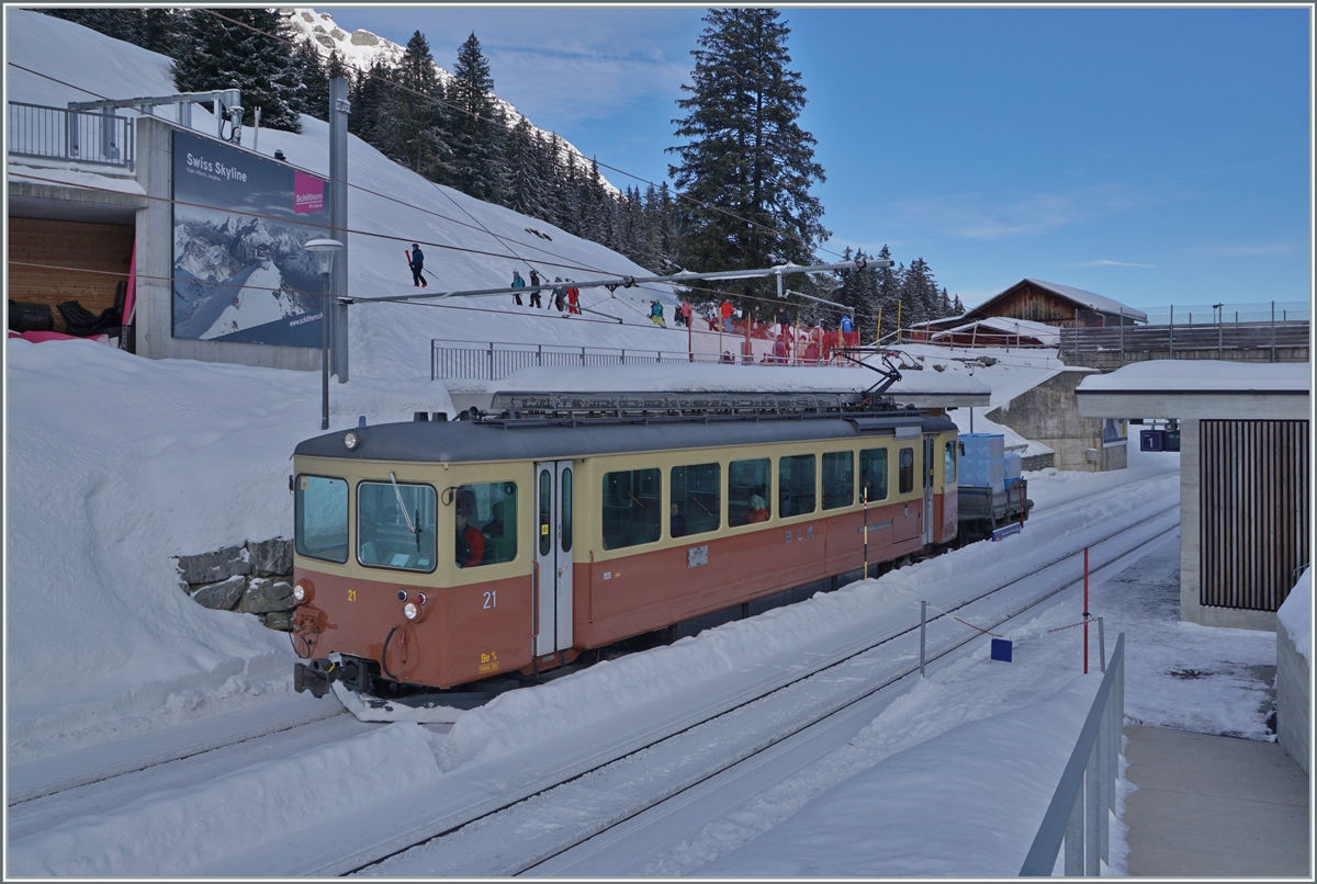 The BLM Be 4/4 N° 31 by his stop in Winteregg. The BLM, which runs at a fairly high altitude, is still in the shadow of the Jungfrau.

January 16, 2024