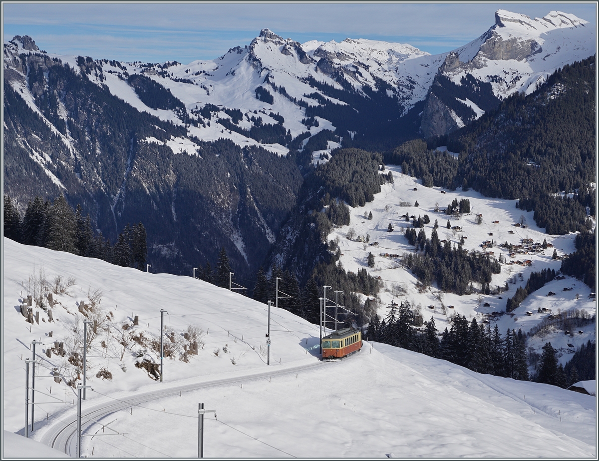The BLM Be 4/4 N° 21 is betwenn the Grütschalp and Winteregg on the way to Mürren. In the background the Alps with the Schynige Platte.

16.01.2024 