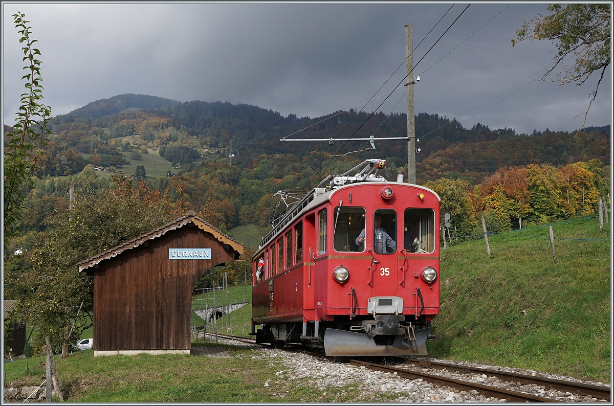The Blonay-Chamby ABe 4/4 35 on the way to Chaulin by his stop in Cornaux.

18.10.2020