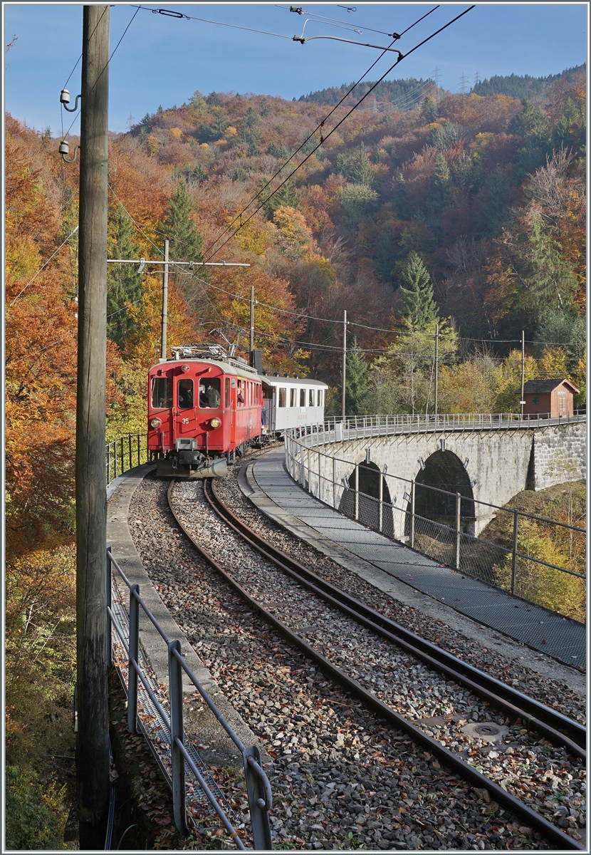 The Blonay-Chamby ABe 4/4 I N° 35 on the way to Vevey on the Baye de Clarens Viadukt. 

31.10.2021