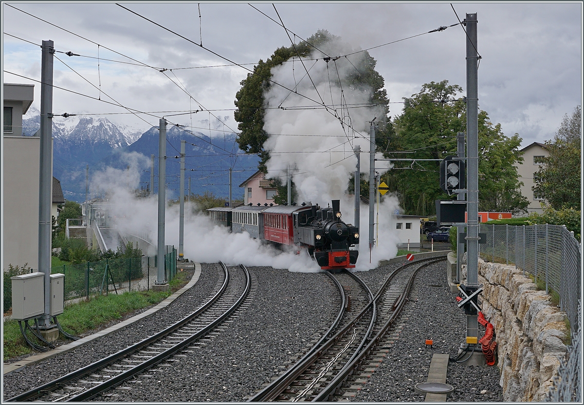 The Blonay-Chamby G 2x 2/2 N° 105 with his spezial Service on the way to Chamby in St-Légier Gare. 

27.09.2021