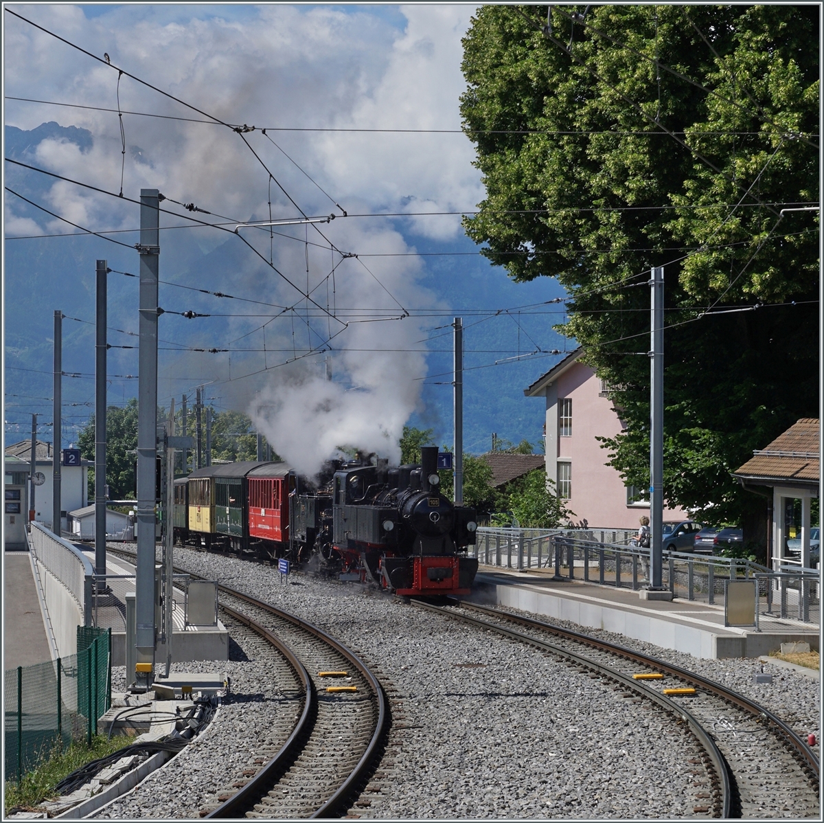 The Blonay-Chamby G 2x 2/2 105 and the HG 3/4 N° 3 are in St-Légier Gare with his Riviera Belle Epoque Service on the way to Chaulin.

06.06.2022