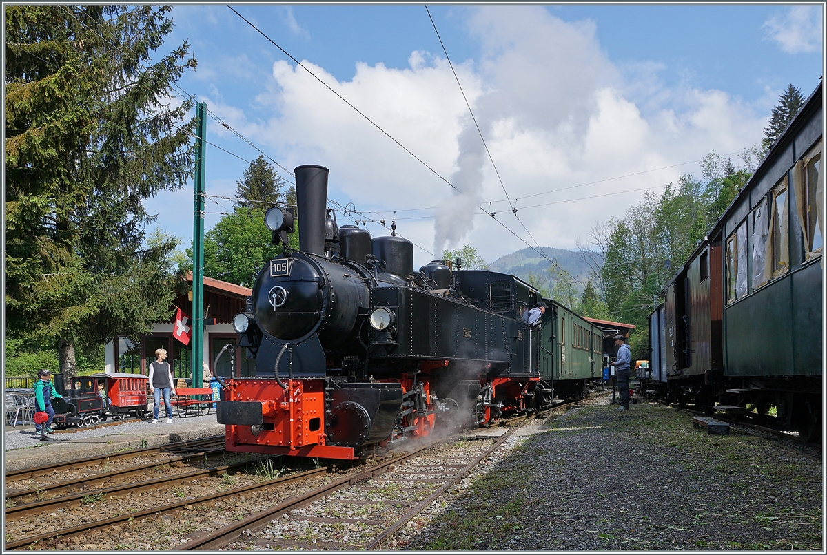 The Blonay Chamby Railway G 2x 2/2 105 is arriving with his service in the final Station Chaulin Musée. 

07.05.2022